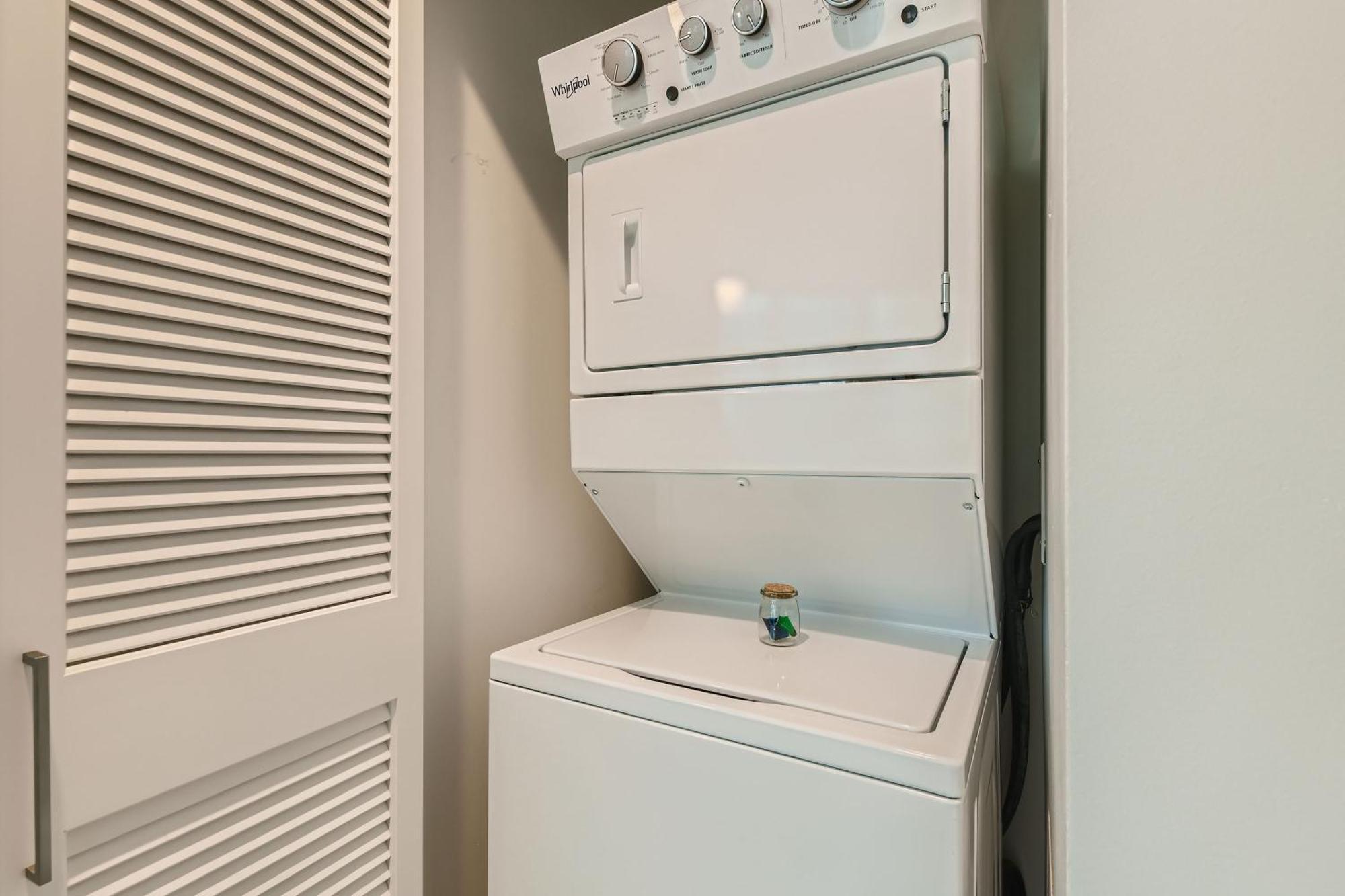 אפרטהוטל שיקגו Sentral Michigan Avenue חדר תמונה A stacked washer and dryer