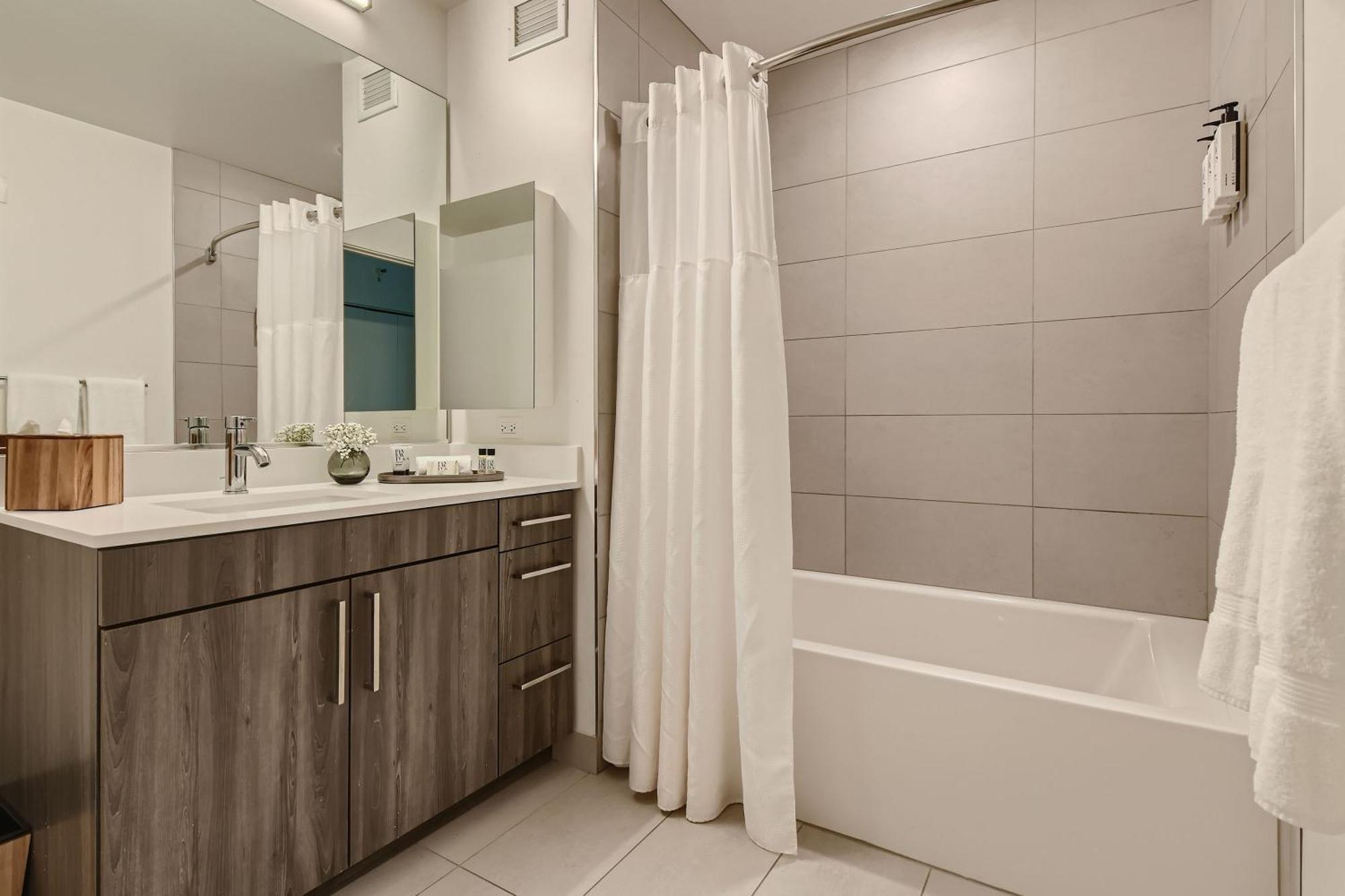 אפרטהוטל שיקגו Sentral Michigan Avenue חדר תמונה A modern bathroom with a shower curtain